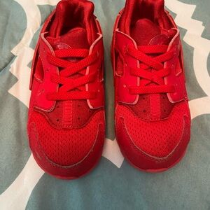 Nike triple red Huarache Sneaker toddler 8